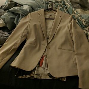 Womens suit coat hasnt been worn